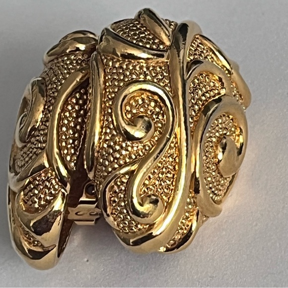 Jose Barrera for AVON Vintage Gold Tone Clip Earrings - Picture 13 of 13